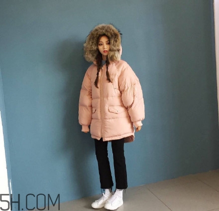 羽絨服怎么穿不顯胖？冬季好看的女裝羽絨服時(shí)尚搭配