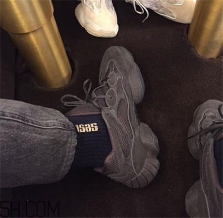 yeezy 500 desert rat純黑配色實物什么樣？