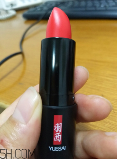 羽西蟲草口紅滋潤嗎？哪個(gè)色號(hào)適合秋冬？