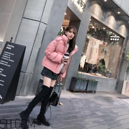 粉色羽絨服配什么鞋子？粉色羽絨服搭配鞋子圖片
