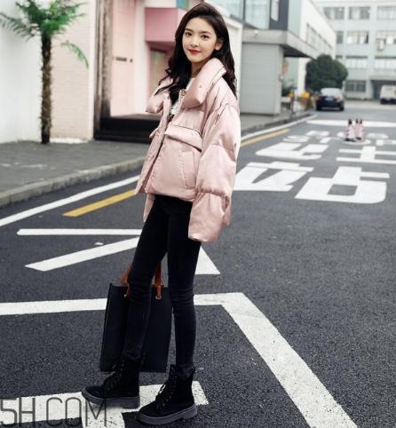 粉色羽絨服配什么鞋子？粉色羽絨服搭配鞋子圖片