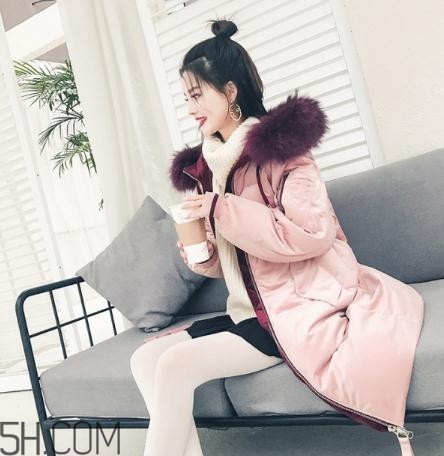 粉色羽絨服里面怎么搭配？粉色羽絨服內(nèi)搭什么？