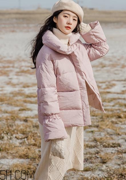 粉色羽絨服里面怎么搭配？粉色羽絨服內(nèi)搭什么？