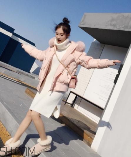 粉色羽絨服里面怎么搭配？粉色羽絨服內(nèi)搭什么？