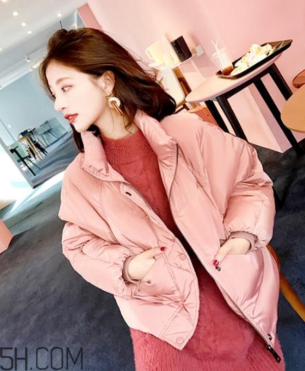 粉色羽絨服里面怎么搭配？粉色羽絨服內(nèi)搭什么？