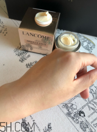 蘭蔻菁純眼霜與小黑瓶眼霜有什么區(qū)別？哪個好用？
