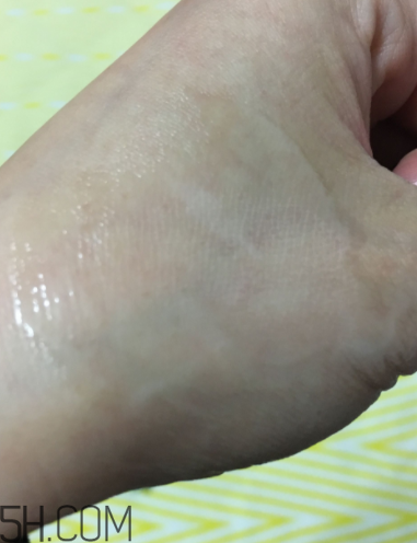 蘭蔻美膚修護(hù)精華乳有刺激嗎？適合敏感肌嗎？
