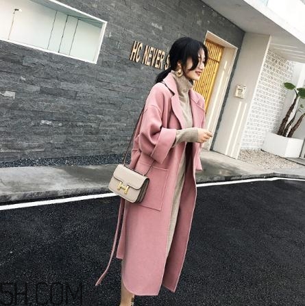 粉色大衣配什么顏色包包？粉色大衣搭配什么包？