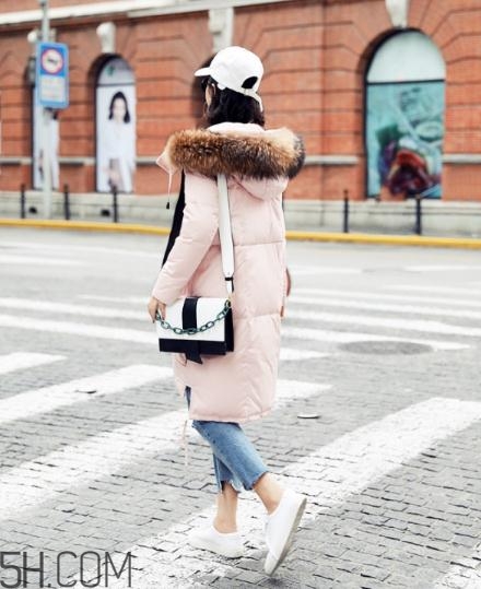 粉色羽絨服配什么褲子？粉色羽絨服搭配什么褲子好看？