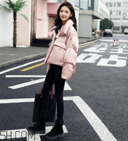 粉色羽絨服配什么褲子？粉色羽絨服搭配什么褲子好看？