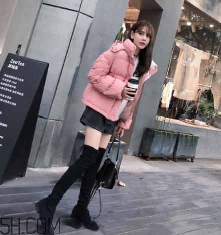 粉色羽絨服配什么褲子？粉色羽絨服搭配什么褲子好看？