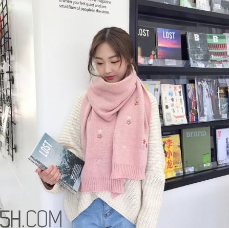 粉色圍巾怎么搭配衣服？粉色圍巾配什么顏色衣服？