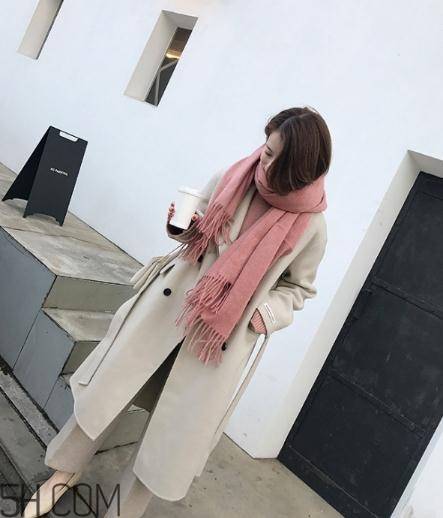 粉色圍巾怎么搭配衣服？粉色圍巾配什么顏色衣服？