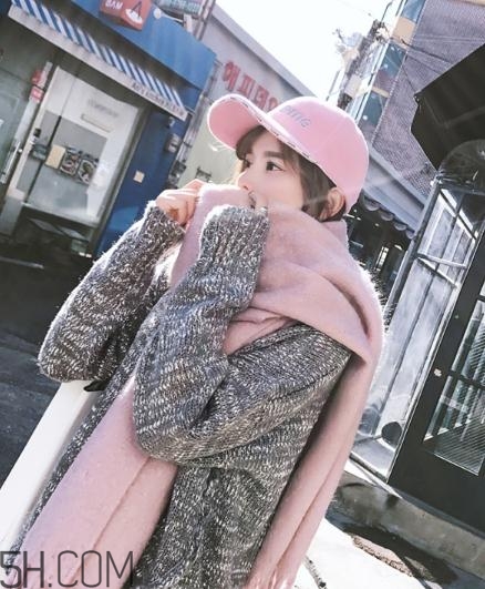 粉色圍巾怎么搭配衣服？粉色圍巾配什么顏色衣服？