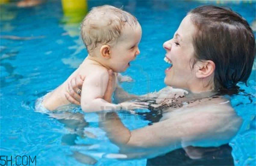 嬰幼兒睡覺翻白眼是怎么回事？寶寶學(xué)游泳有哪些講究？