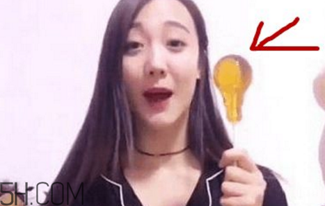 燈泡糖放進嘴巴為什么拿不出來？燈泡棒棒糖怎么拿出來？
