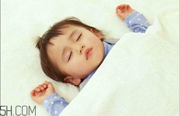 常對嬰幼兒撫觸有哪些作用？寶寶一周歲怎樣安排作息？