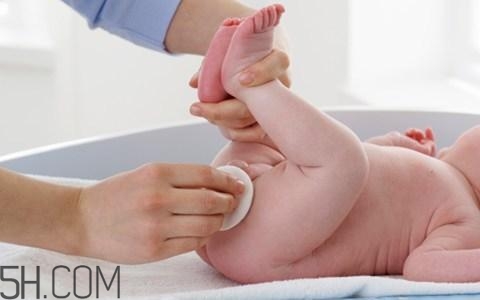 新生兒眼屎又多又黃是怎么回事？新生兒何時(shí)能坐飛機(jī)？