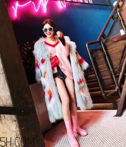 粉色內(nèi)搭怎么配外套？冬季也要風(fēng)度與溫度共存