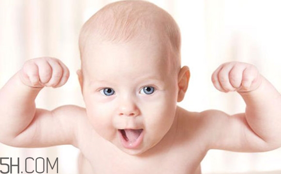 寶寶腿紋不對稱是怎么回事？嬰幼兒的生長發(fā)育標(biāo)準(zhǔn)是怎樣的？
