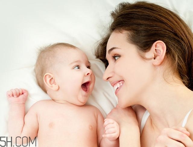 寶寶腿紋不對稱是怎么回事？嬰幼兒的生長發(fā)育標(biāo)準(zhǔn)是怎樣的？