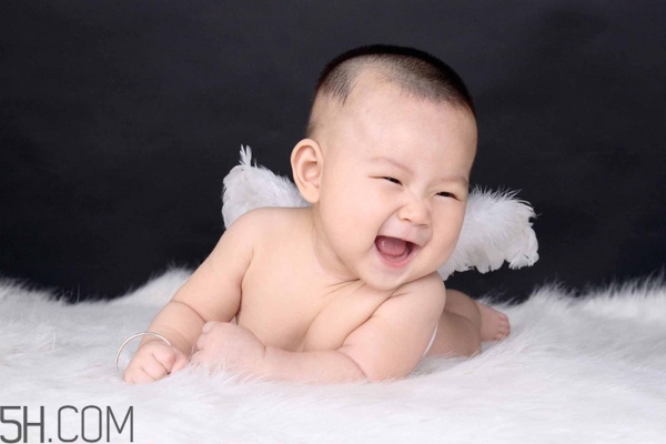 寶寶腿紋不對稱是怎么回事？嬰幼兒的生長發(fā)育標(biāo)準(zhǔn)是怎樣的？