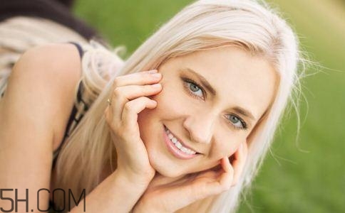 女性小便發(fā)黃是怎么回事？女性小便發(fā)黃有異味的原因有哪些？