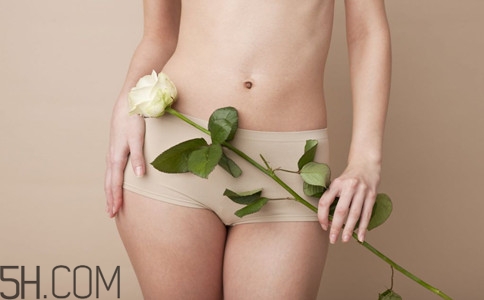 女性小便發(fā)黃是怎么回事？女性小便發(fā)黃有異味的原因有哪些？