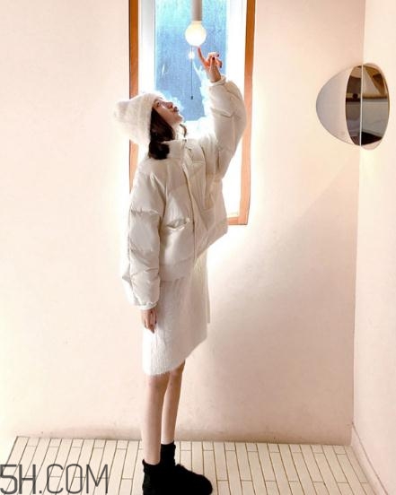 白色面包服怎么搭配？可愛與時尚并存的冬日穿搭