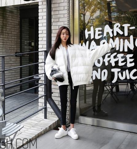 白色面包服怎么搭配？可愛與時尚并存的冬日穿搭
