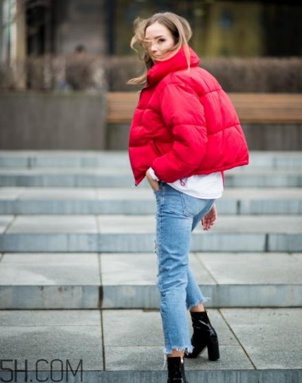 紅色面包服怎么搭配？給寒冷的冬天帶來一絲熱情