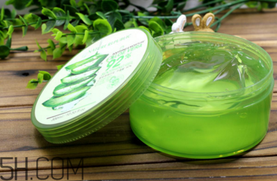 蘆薈膠用在臉上為什么會(huì)有刺痛感？防止用蘆薈膠后皮膚刺痛的方法