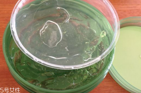 得鮮蘆薈膠含酒精嗎？蘆薈膠當(dāng)睡眠面膜的作用