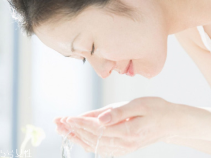 冬季怎么洗臉？洗臉?biāo)澜遣蝗蒎e過