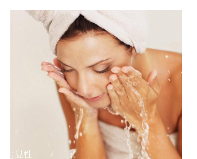 冬季怎么洗臉？洗臉?biāo)澜遣蝗蒎e過