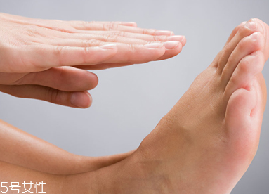 腳冷預(yù)示哪些疾??？或是心臟衰弱