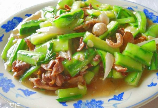 絲瓜的土腥味怎么去除？絲瓜切后不變色小技巧