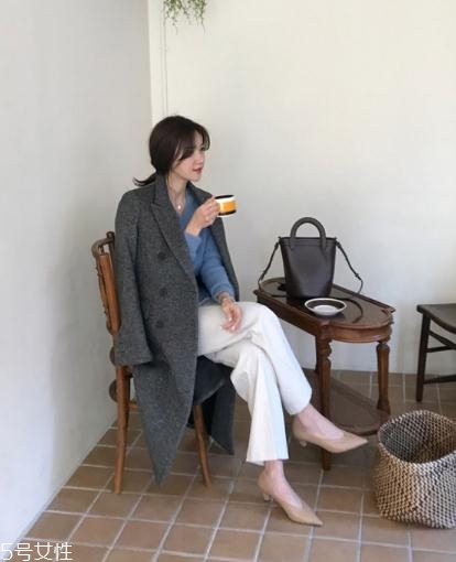 灰色大衣配什么顏色的毛衣？分分鐘穿出高級(jí)范兒