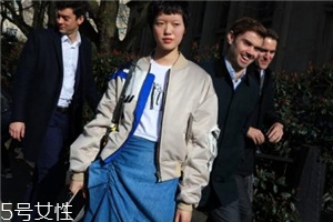 飛行員夾克里面穿什么？溫暖時(shí)尚兩不誤