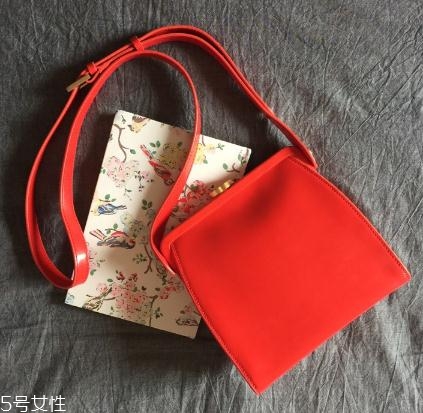 露露guinness什么檔次？這款紅唇包再不買就out了