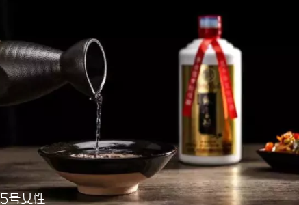 喝白酒有哪些好處？喝點白酒能激活腸胃