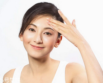 額頭毛孔粗大用什么護膚品？額頭毛孔粗大和出油有關(guān)系