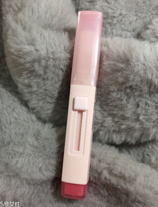 蘭芝V型唇膏01號(hào)色是什么樣的？淡粉色很溫婉