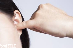 耳屎很黏是什么原因造成的？基因遺傳決定的