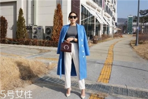 藍(lán)色大衣搭配什么包包？為你凹足造型感