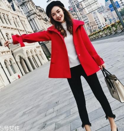 大紅色大衣配什么顏色毛衣？新年就要中國紅