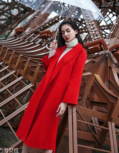 大紅色大衣配什么顏色毛衣？新年就要中國紅
