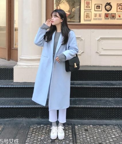 藍(lán)色大衣里面搭配什么？這樣穿更優(yōu)雅
