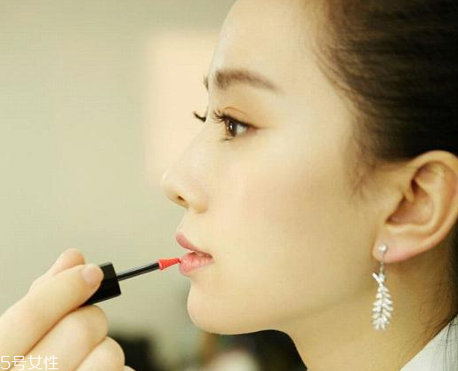 香奈兒唇釉738好看嗎？香奈兒唇釉738試色