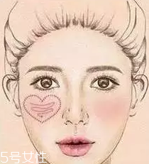 腮紅怎么涂才能避免成為福娃？這些方法要記牢